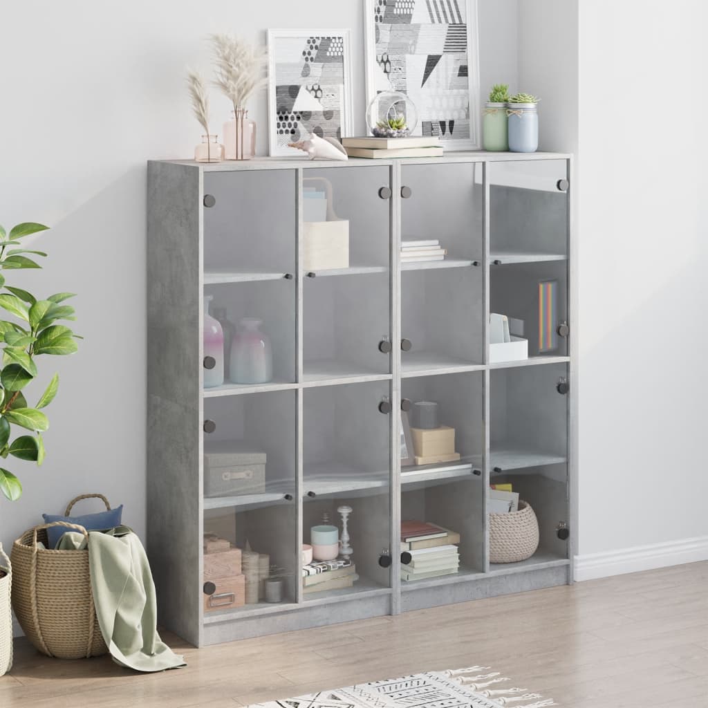 Bokhylle med dører betonggrå 136x37x142 cm konstruert tre