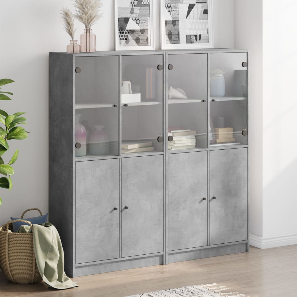 Bokhylle med dører betonggrå 136x37x142 cm konstruert tre