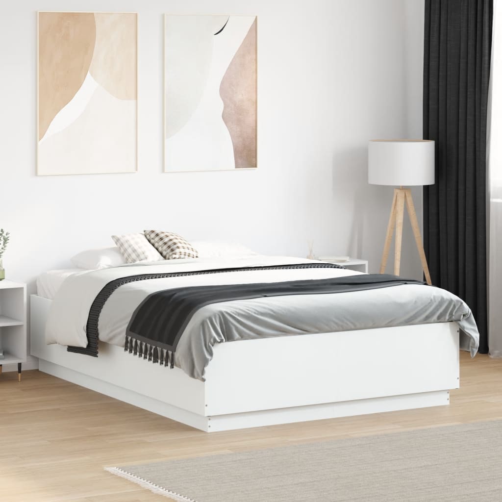 Sengeramme med LED-lys hvit 135x190 cm konstruert tre