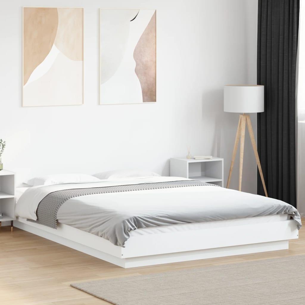 Sengeramme med LED-lys hvit 135x190 cm konstruert tre