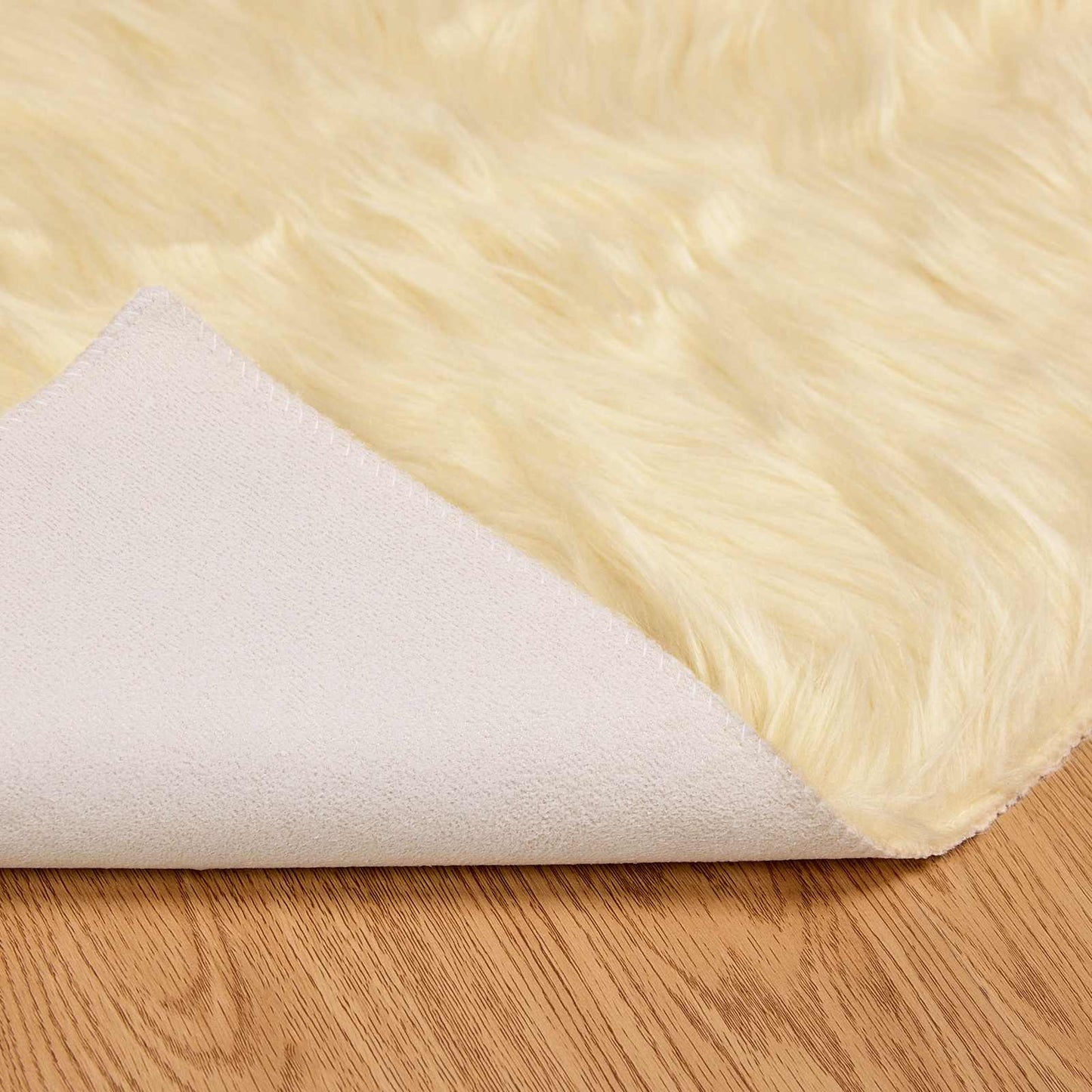 Fusk saueskinnteppe TAFALLA Krem Ø 100 cm Polyester