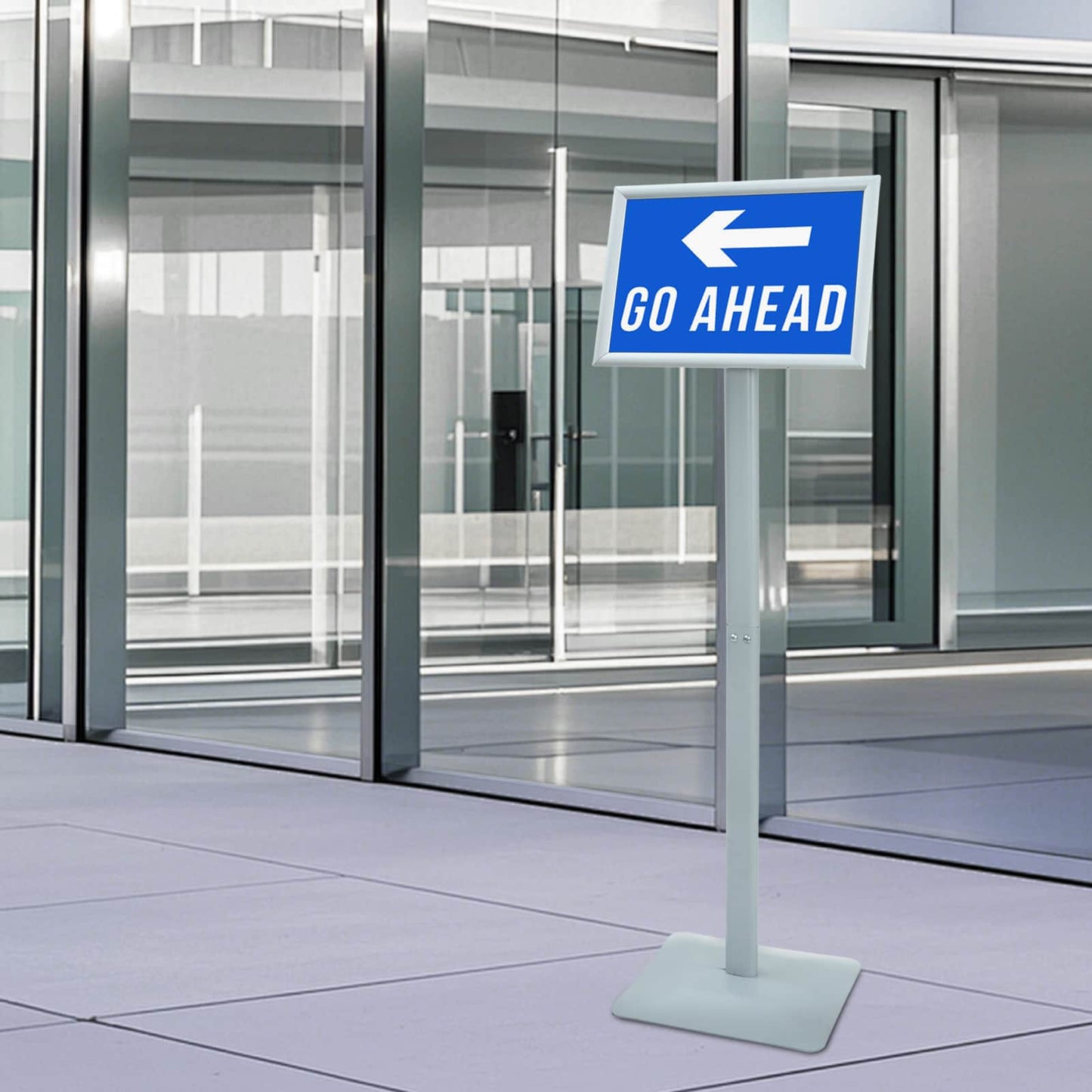 Pedestal plakatstativ sølv 32 x 27 x 119 cm Gjutjern