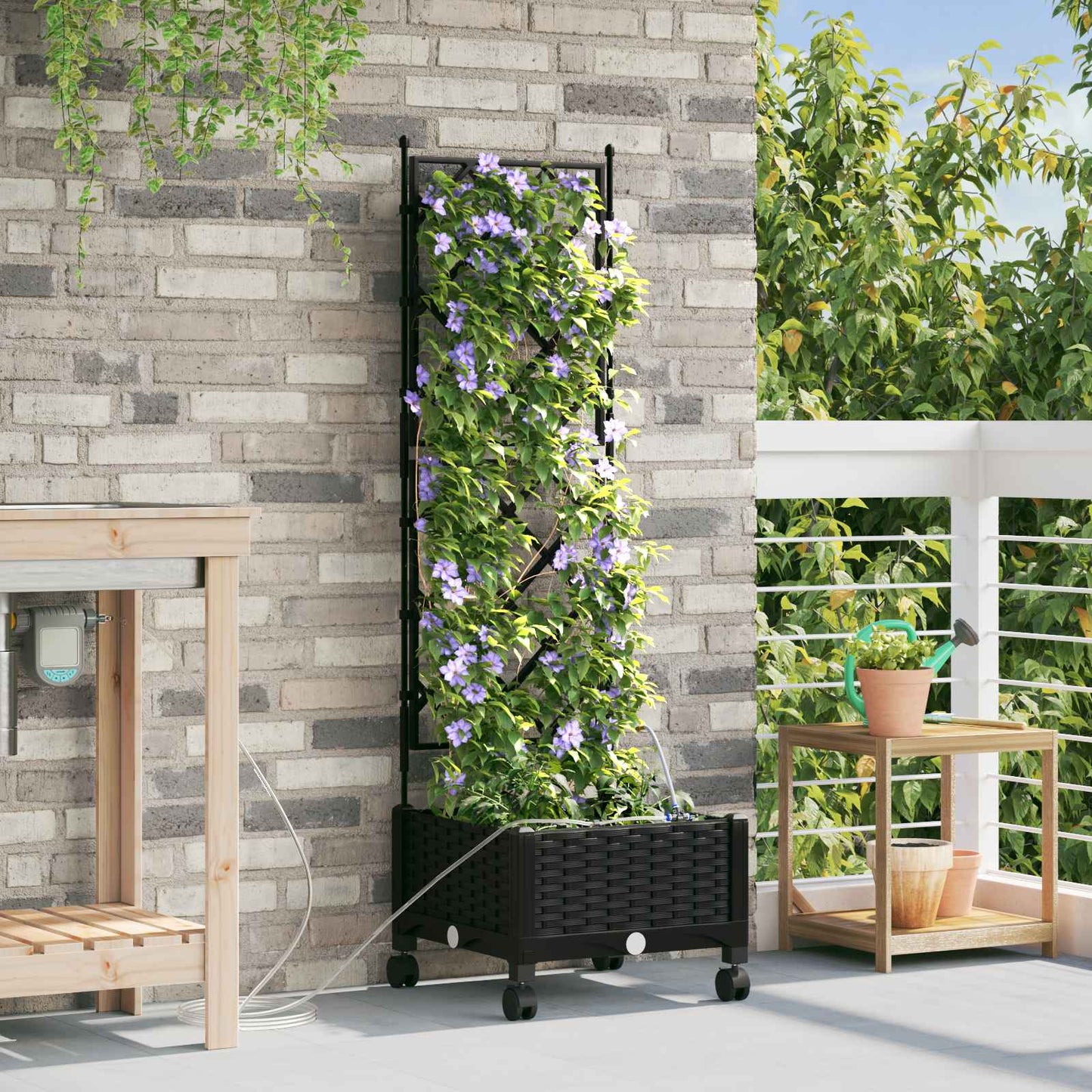 Hageplantekasse med vanning og hjul Svart 40 x 40 x 132 cm PP