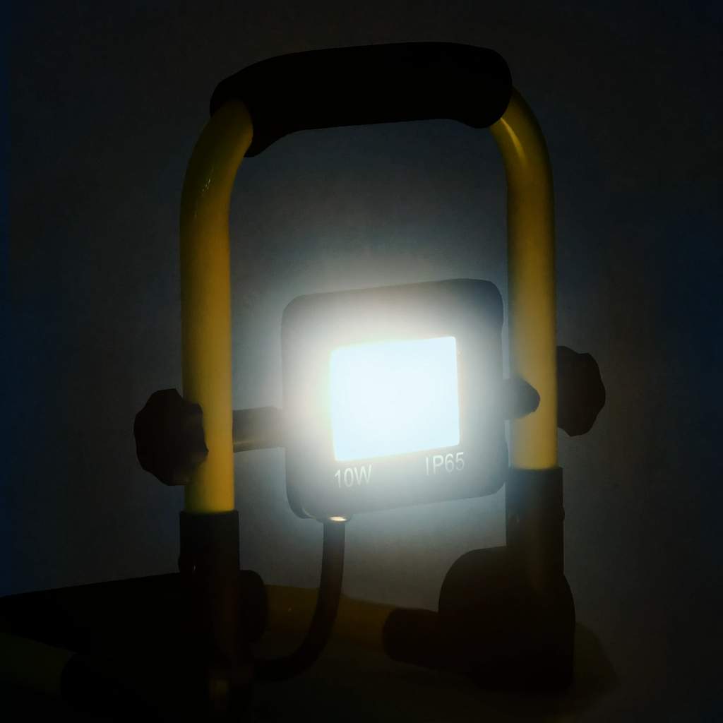 LED-flomlys med håndtak 10 W kaldhvit