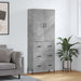 Highboard betonggrå 69,5x34x180 cm konstruert tre