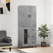 Highboard betonggrå 69,5x34x180 cm konstruert tre