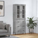 Highboard betonggrå 69,5x34x180 cm konstruert tre