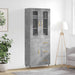Highboard betonggrå 69,5x34x180 cm konstruert tre