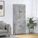 Highboard betonggrå 69,5x34x180 cm konstruert tre
