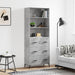 Highboard betonggrå 69,5x34x180 cm konstruert tre
