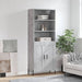 Highboard betonggrå 69,5x34x180 cm konstruert tre