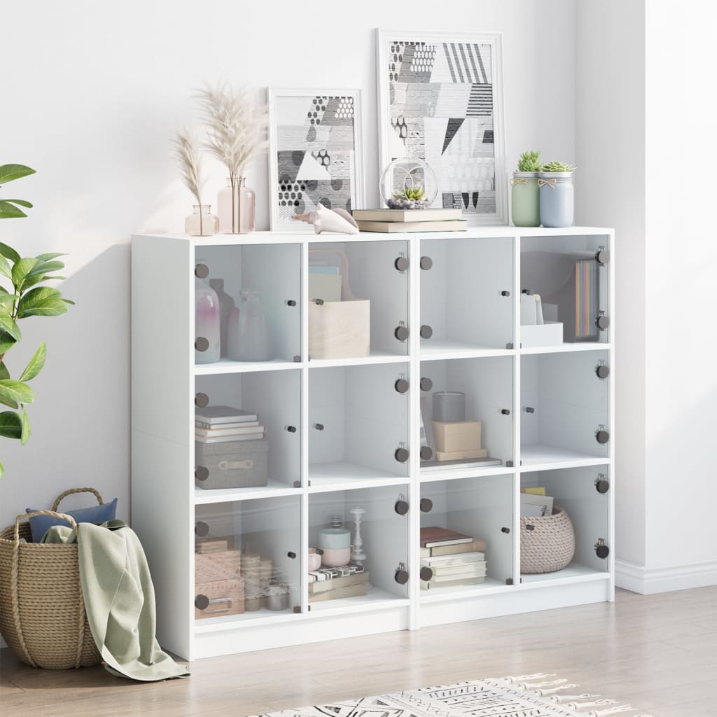 Bokhylle med dører hvit 136x37x109 cm konstruert tre