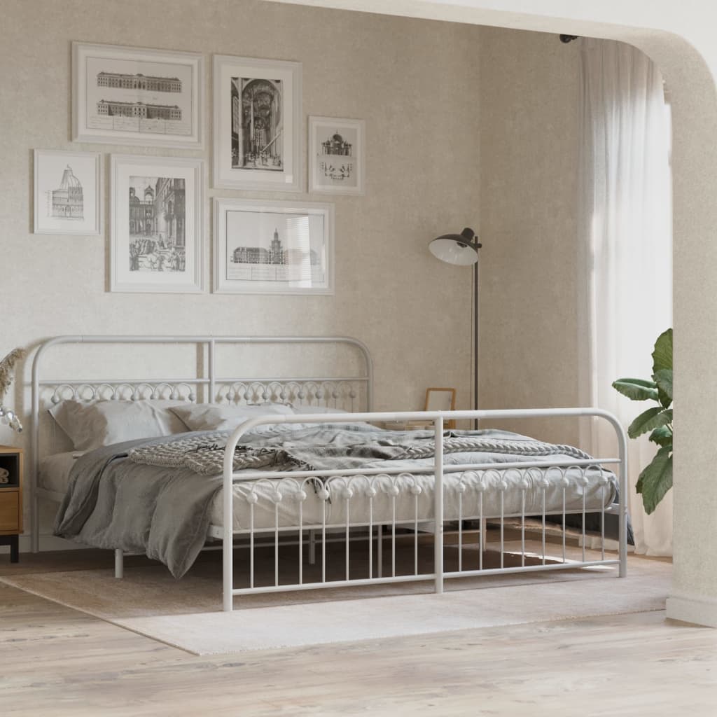 Sengeramme i metall med hode- og fotgavl hvit 183x213 cm