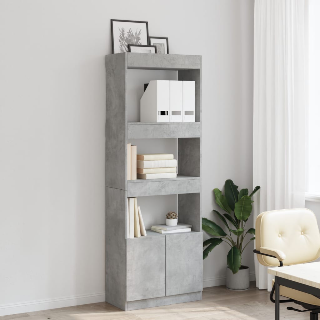 Highboard betonggrå 63x33x180 cm konstruert tre