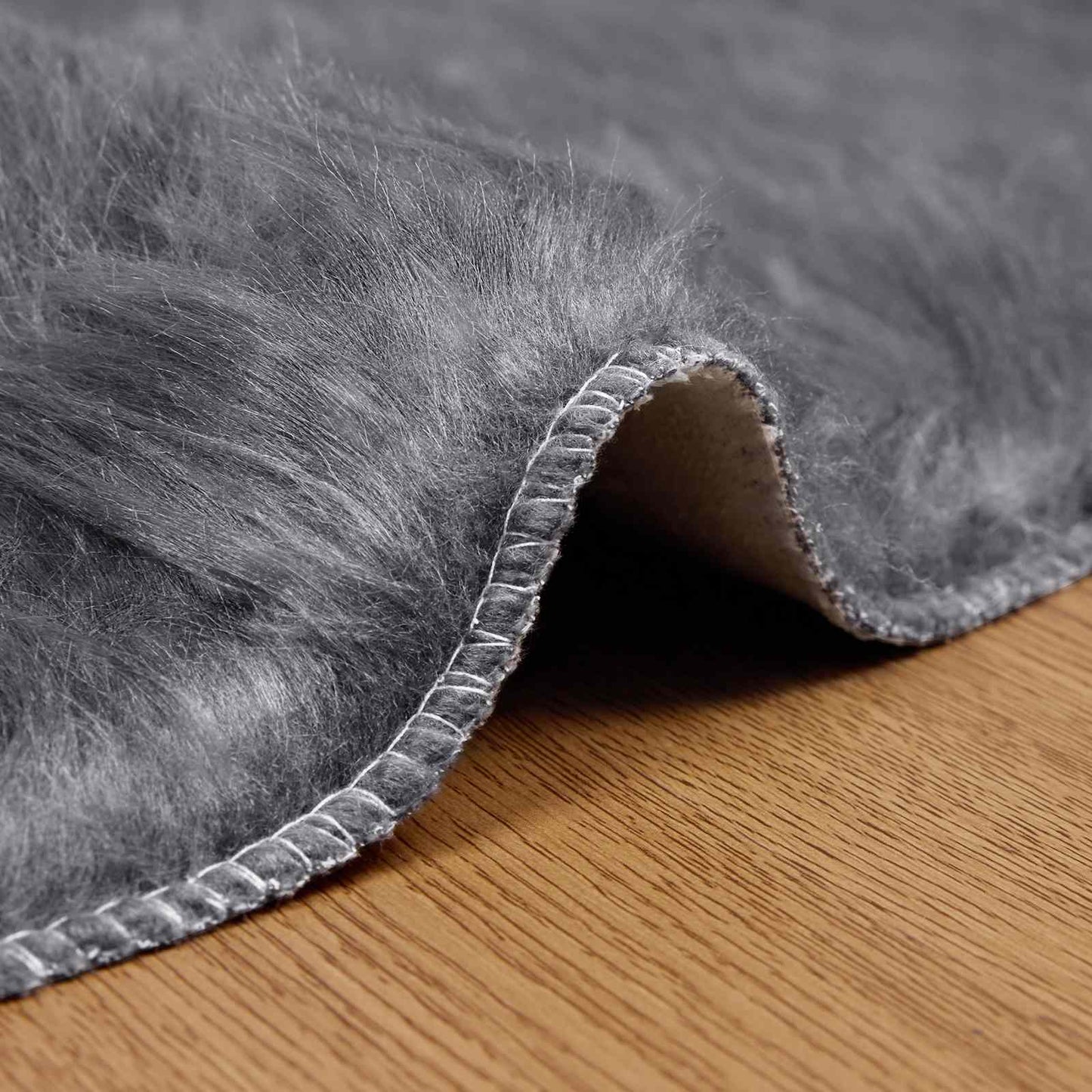 Fusk saueskinnteppe TAFALLA Antrasitt Ø 80 cm Polyester
