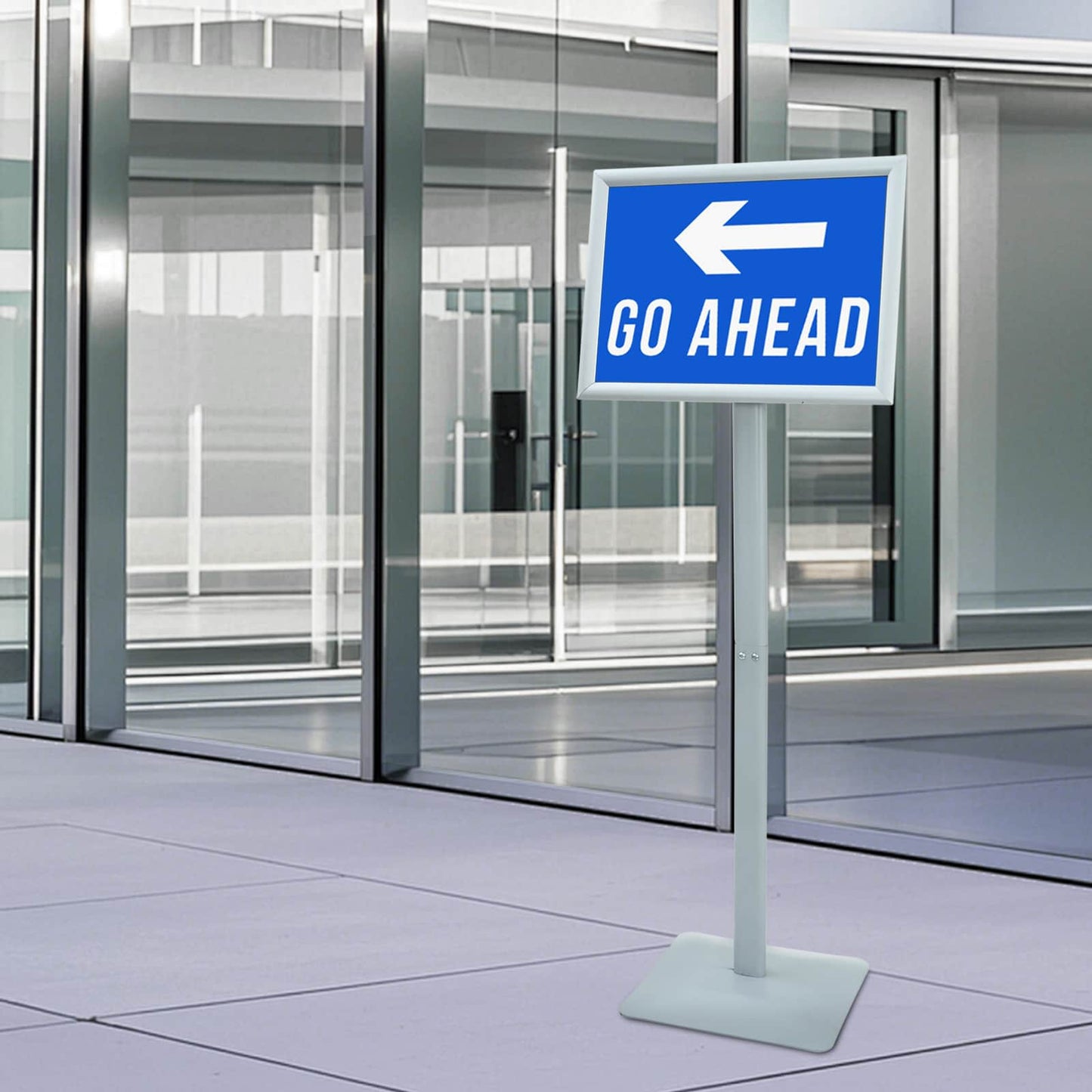 Pedestal plakatstativ sølv 32,5 x 27 x 126 cm Gjutjern
