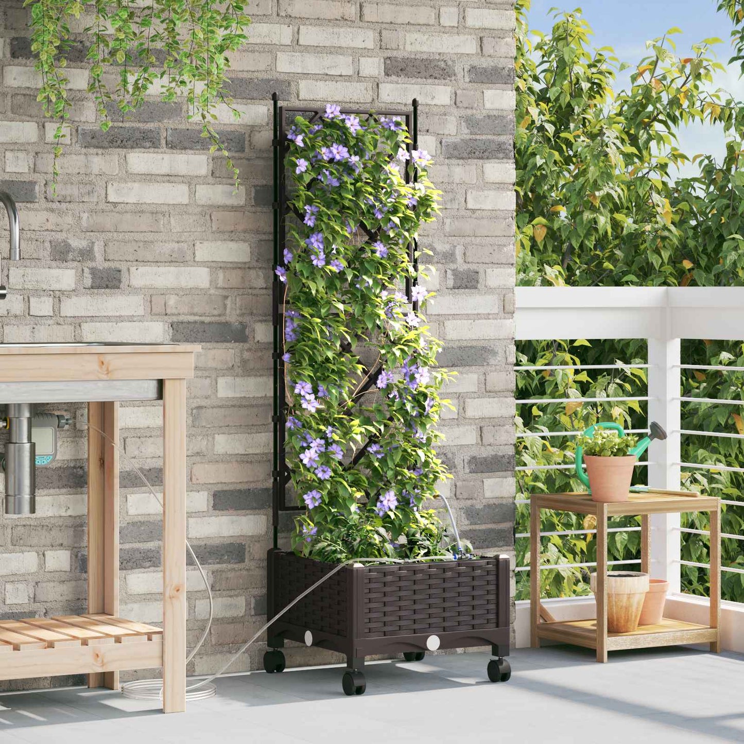Hageplantekasse med vanning og hjul Brun 40 x 40 x 132 cm PP