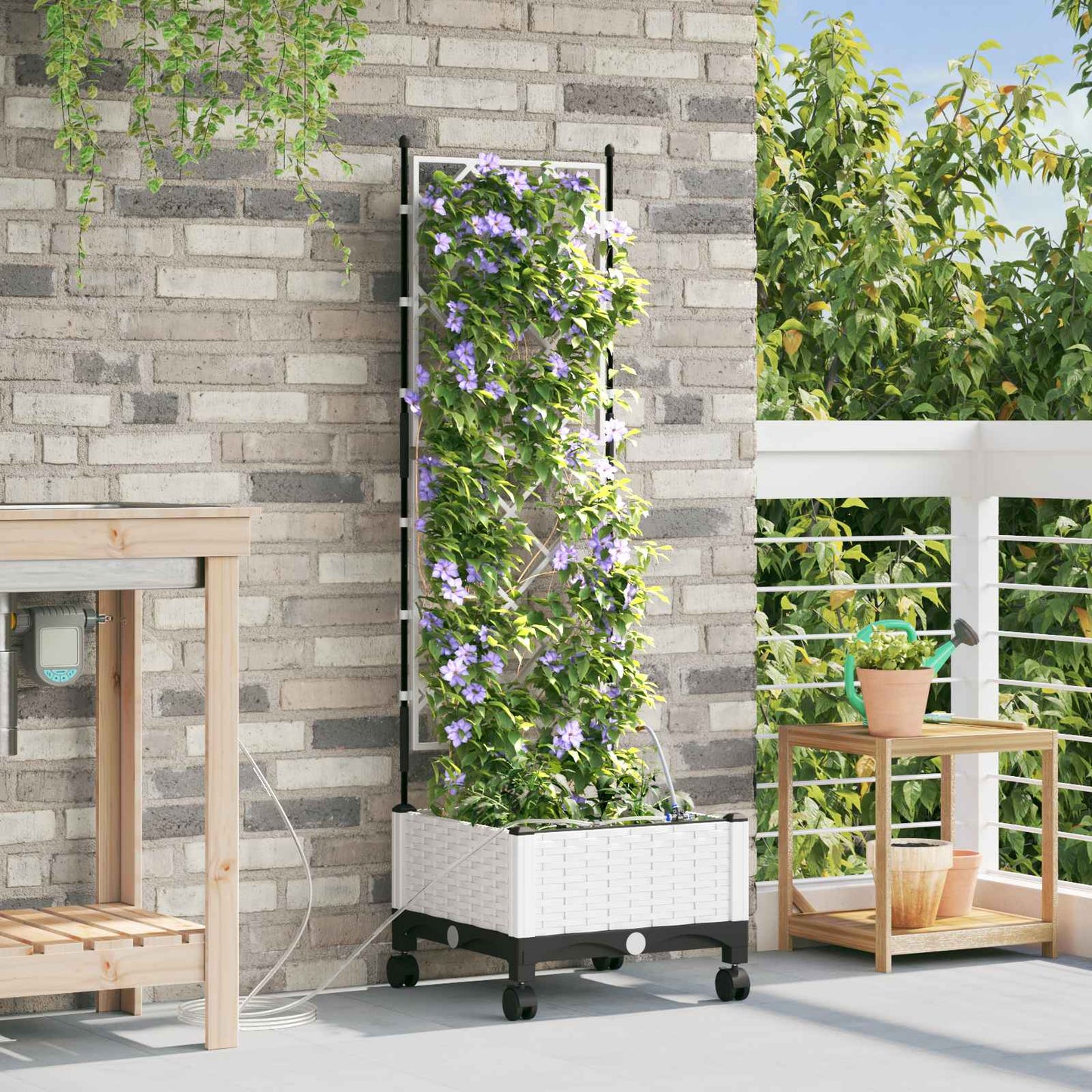 Hageplantekasse med vanning og hjul Hvit 40 x 40 x 132 cm PP
