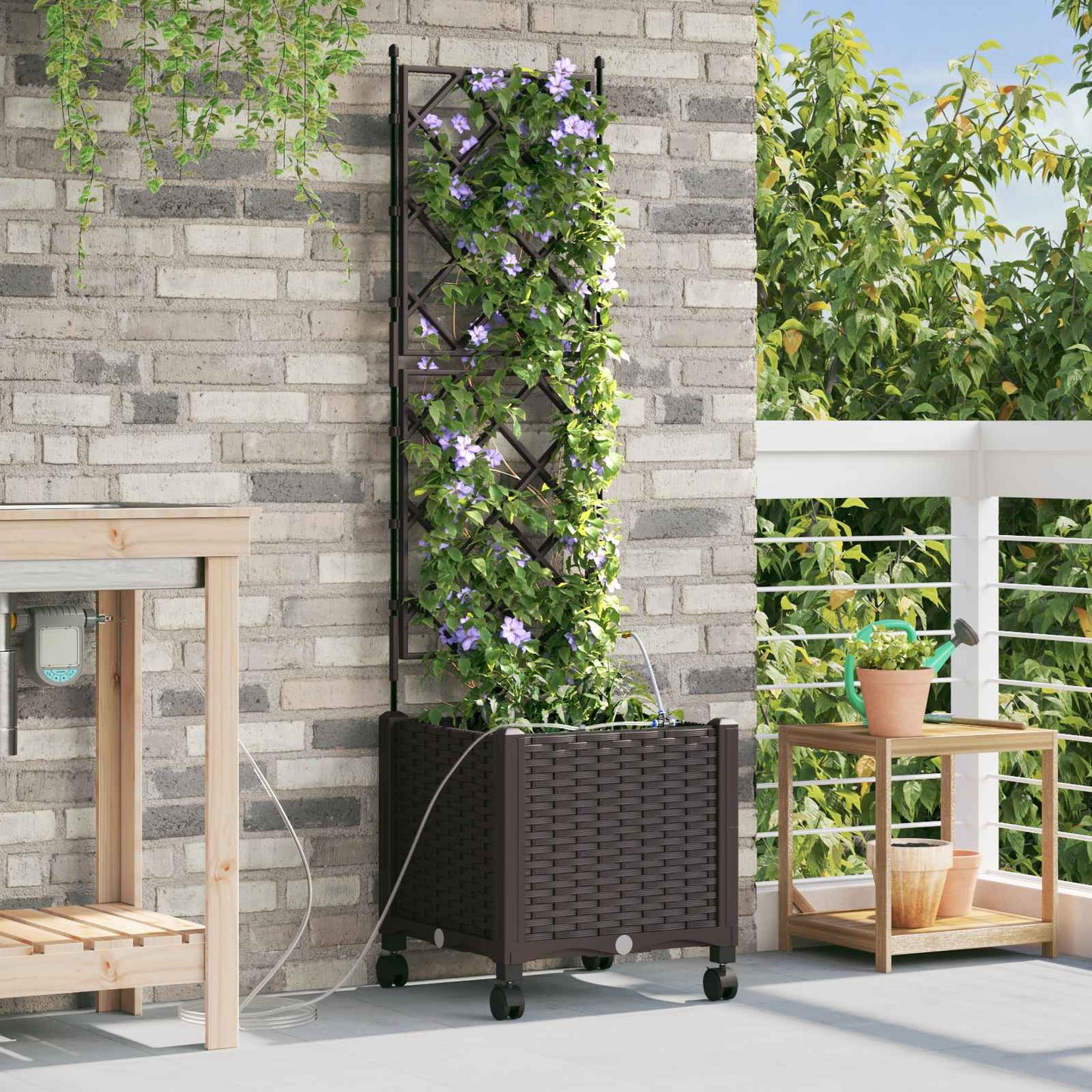 Hageplantekasse med vanning og hjul Brun 40 x 40 x 148 cm PP